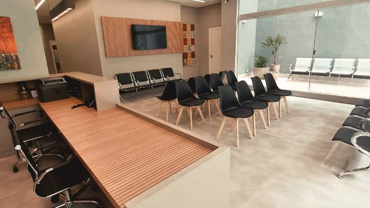 Recepção e sala de espera da Clínica Universo em Belo Horizonte