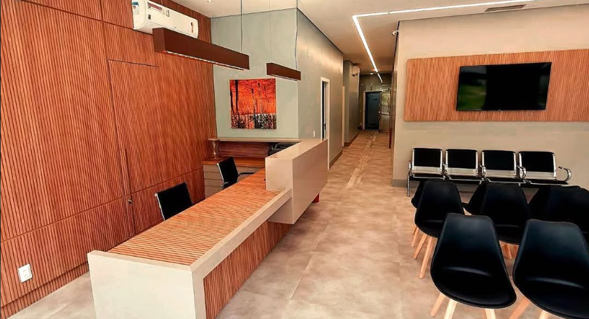 Balcão de atendimento e sala de espera da Clínica Universo